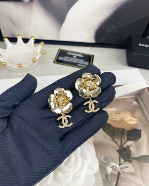 Chanel new style glossy flower shape C letter diamond-set earrings - Image 7