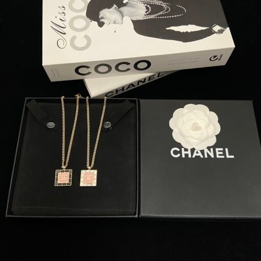 2 colors
 Chanel Sugar Diamond Clay Necklace
White diamond pink combination
Black diamond powder matching