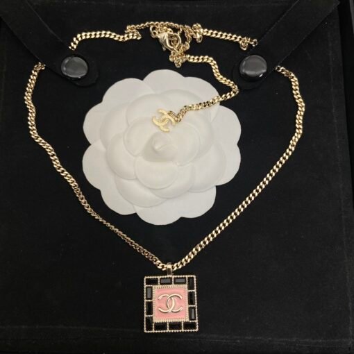 2 colors
 Chanel Sugar Diamond Clay Necklace
White diamond pink combination
Black diamond powder matching - Image 2