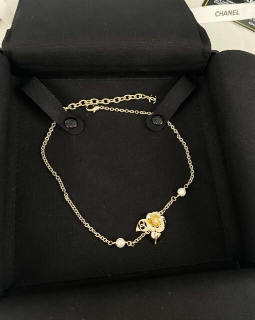 Chanel new golden glossy flower necklace