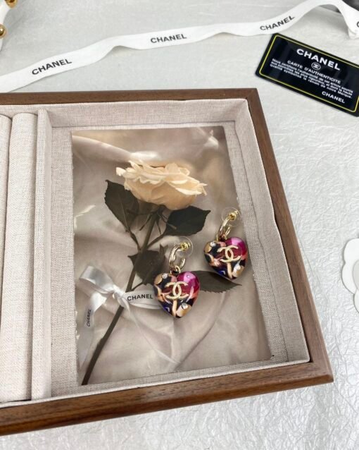 Chanel new style camouflage elements resin peach heart ear hook style earrings - Image 6