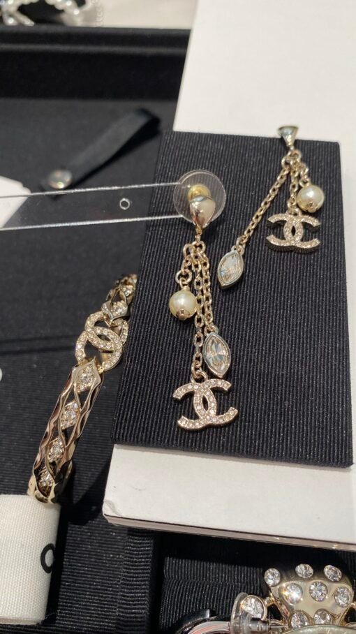 New style sharing
  
Twist crystal diamond light gold hollow double c opening bracelet
Tassel Eye Diamond Pearl Earrings Tassel Pendant - 图片 8