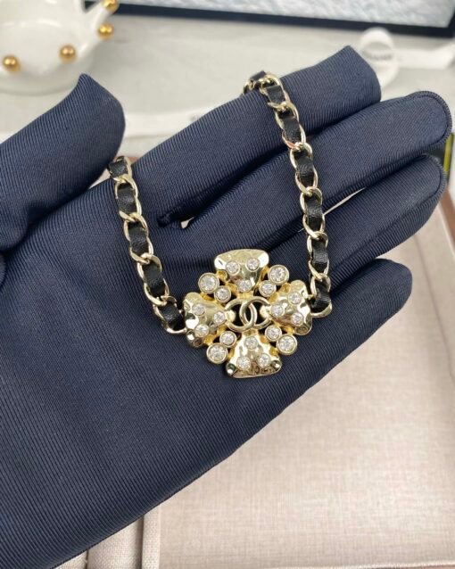 Chanel new style, four-leaf clover petals inlaid with diamonds, leather-edged necklace - Image 4