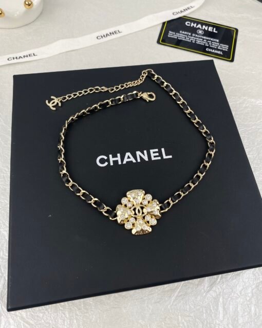 Chanel new style, four-leaf clover petals inlaid with diamonds, leather-edged necklace