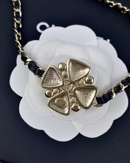 Chanel new style, four-leaf clover petals inlaid with diamonds, leather-edged necklace - Image 3