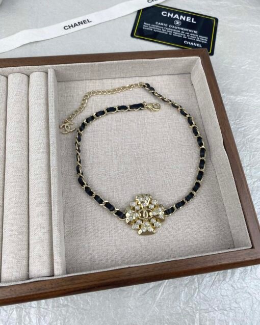 Chanel new style, four-leaf clover petals inlaid with diamonds, leather-edged necklace - Image 2