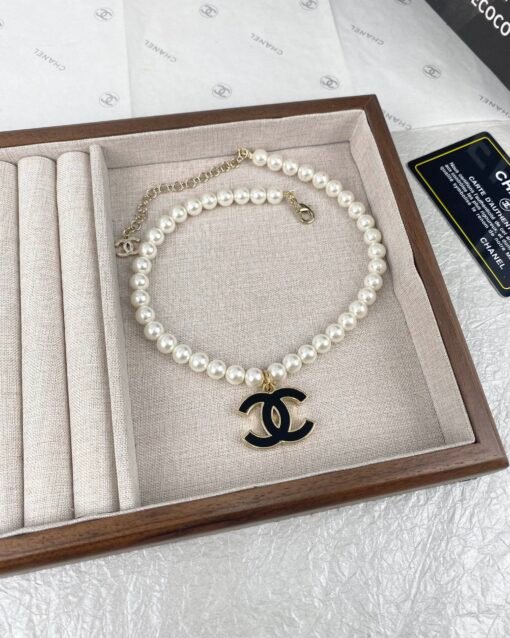 Chanel new style black enamel C pearl necklace - Image 6