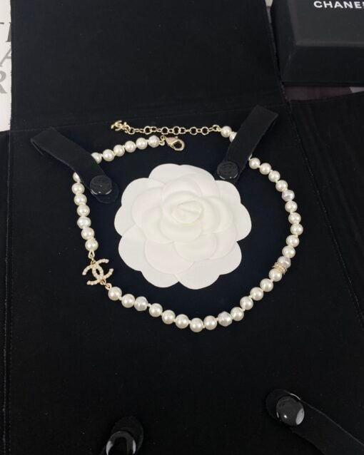 Chanel new style light gold C-full diamond pearl necklace
Elegant style of a famous lady