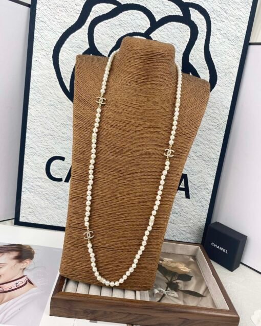 Chanel new style light gold C-full diamond pearl necklace sweater chain can be worn single and stackable
Elegant style of a famous lady - Image 2