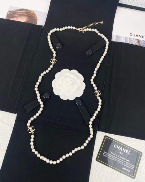 Chanel new style light gold C-full diamond pearl necklace sweater chain can be worn single and stackable
Elegant style of a famous lady