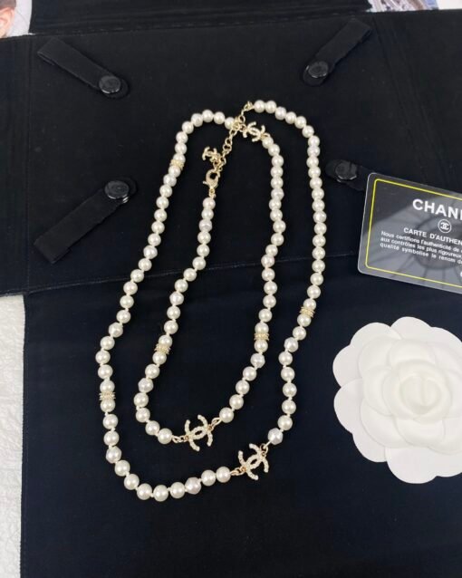 Chanel new style light gold C-full diamond pearl necklace sweater chain can be worn single and stackable
Elegant style of a famous lady - Image 4
