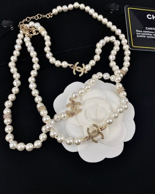 Chanel new style light gold C-full diamond pearl necklace sweater chain can be worn single and stackable
Elegant style of a famous lady - Image 5