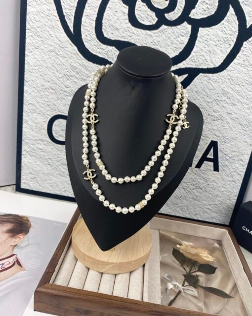 Chanel new style light gold C-full diamond pearl necklace sweater chain can be worn single and stackable
Elegant style of a famous lady - Image 3