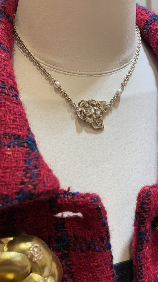 24B new light gold camellia double C pearl necklace short
Light golden camellia is lifelike and very delicate and cute
There are also small details of hollow double C on the leaves
Full of nobleness in daily wear

zp version customization consistent brass material Swarovski diamond - Image 2