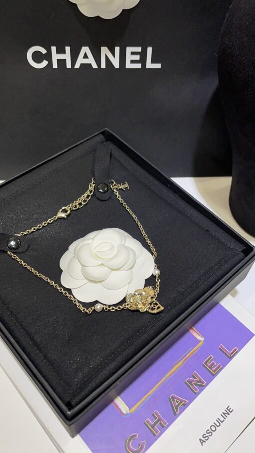 24B new light gold camellia double C pearl necklace short
Light golden camellia is lifelike and very delicate and cute
There are also small details of hollow double C on the leaves
Full of nobleness in daily wear

zp version customization consistent brass material Swarovski diamond