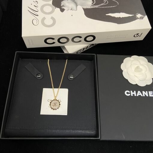 8
@Chanel round enamel lace necklace
Cute sweet and sexy
