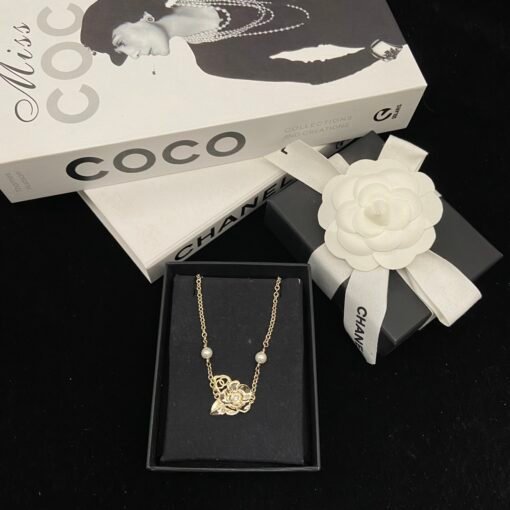 Chanel hollow camellia necklace
The temperament of a rich princess