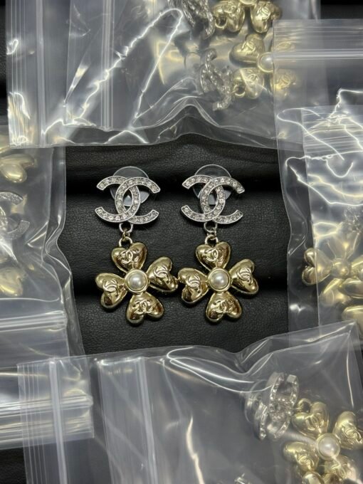 Chanel new double c spliced ​​metal four-leaf clover color-blocking earrings