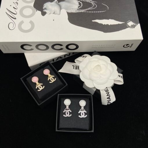 New Chanelcolors
@Chanel 24b double C round glass stud earrings
Pink girly
White cool temperament