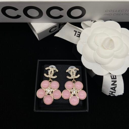 New Chanelcolors
@Chanel 24b double C flower glazed earrings
Pink girly
White cool air - 图片 2