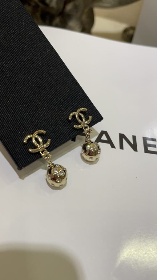 New products today
 24B new light gold double C ball pendant earrings

Diamond-inlaid small gold ball pendant golden double C small logo
Very recognizable, the upper body is so eye-catching
zp version custom brass material Swarovski diamond - 图片 4