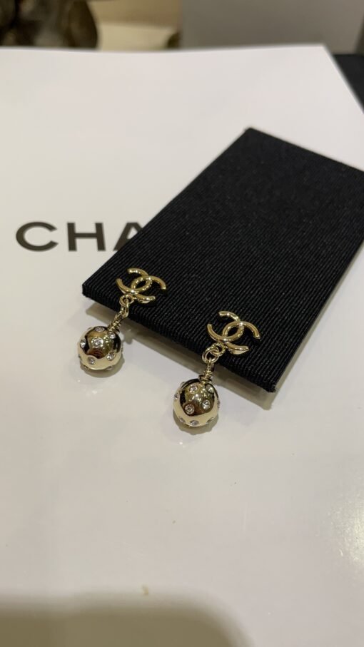 New products today
 24B new light gold double C ball pendant earrings

Diamond-inlaid small gold ball pendant golden double C small logo
Very recognizable, the upper body is so eye-catching
zp version custom brass material Swarovski diamond - 图片 5