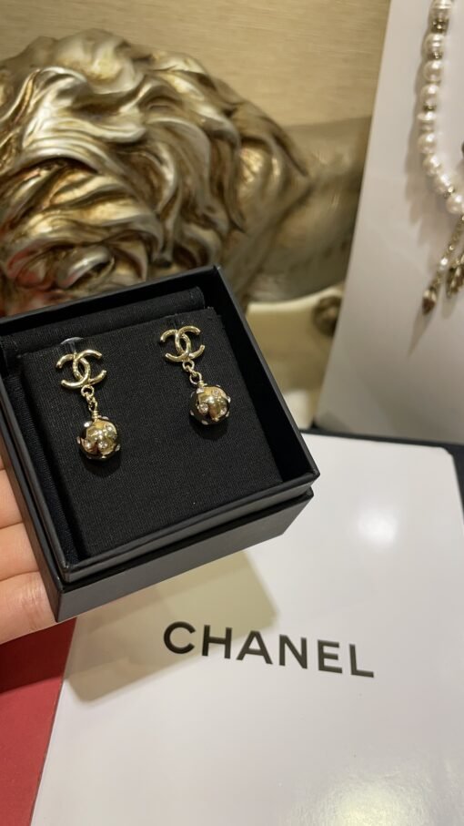 New products today
 24B new light gold double C ball pendant earrings

Diamond-inlaid small gold ball pendant golden double C small logo
Very recognizable, the upper body is so eye-catching
zp version custom brass material Swarovski diamond - 图片 2