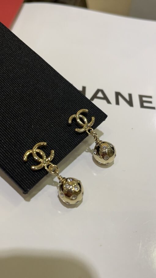 New products today
 24B new light gold double C ball pendant earrings

Diamond-inlaid small gold ball pendant golden double C small logo
Very recognizable, the upper body is so eye-catching
zp version custom brass material Swarovski diamond - 图片 6