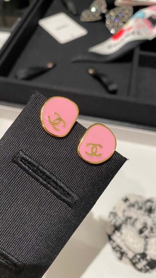 New style sharing
  New product, special-shaped double c hollow pink enamel gold small stud earrings - Image 6