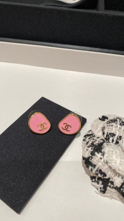 New style sharing
  New product, special-shaped double c hollow pink enamel gold small stud earrings - Image 9