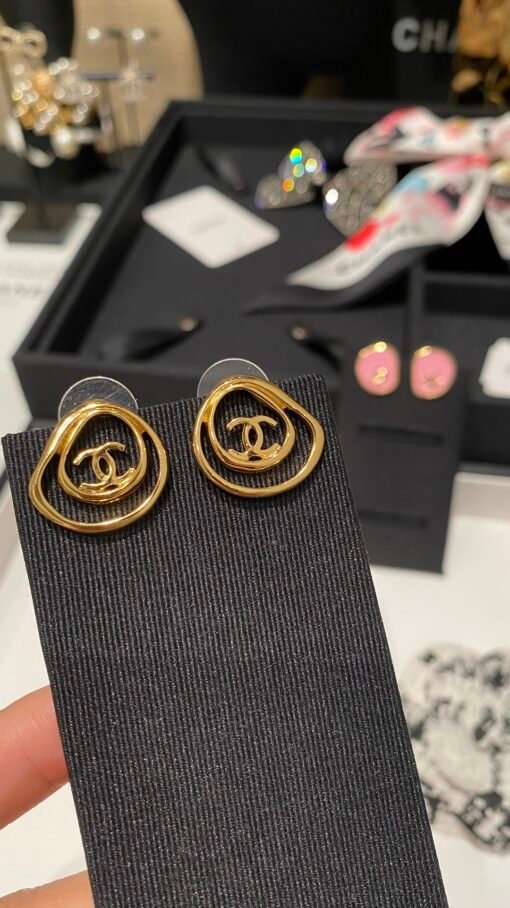 New style sharing
  New product, special-shaped double c hollow pink enamel gold small stud earrings - Image 2