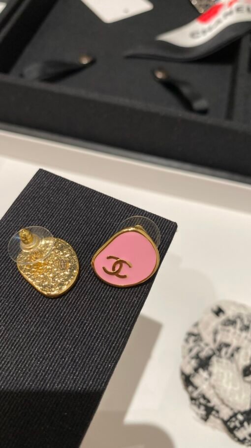New style sharing
  New product, special-shaped double c hollow pink enamel gold small stud earrings - Image 8