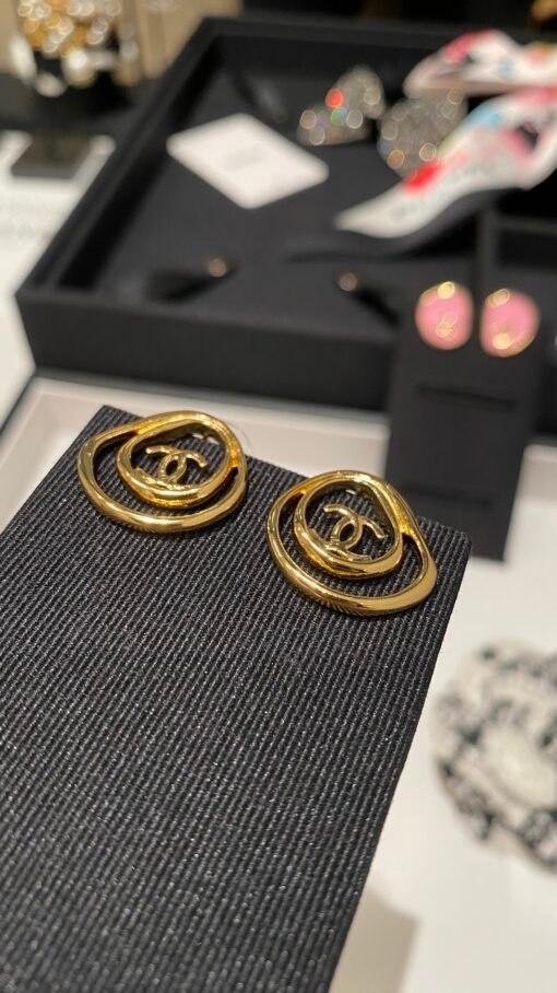 New style sharing
  New product, special-shaped double c hollow pink enamel gold small stud earrings - Image 3