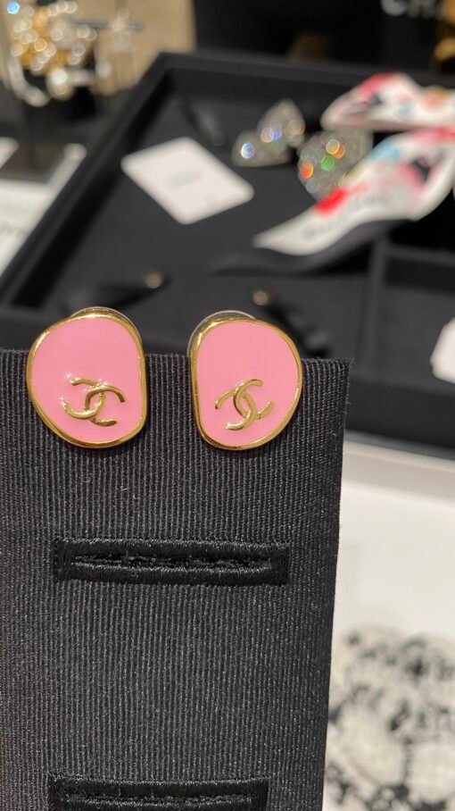 New style sharing
  New product, special-shaped double c hollow pink enamel gold small stud earrings - Image 7