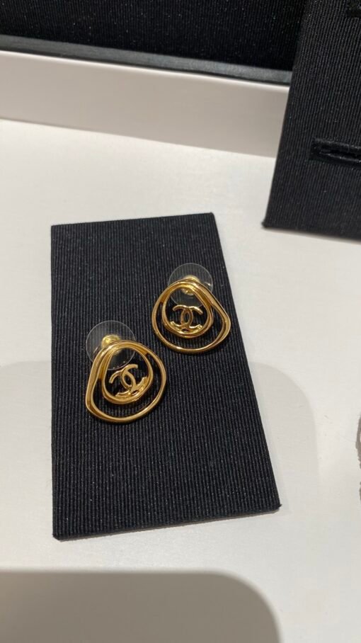 New style sharing
  New product, special-shaped double c hollow pink enamel gold small stud earrings - Image 5