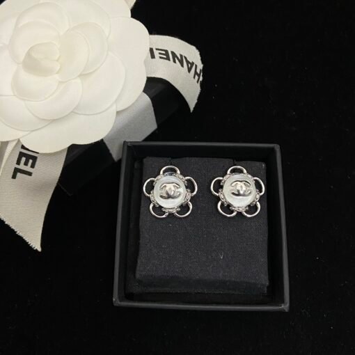 New Chanelcolors
@2New Chanel Flower Crystal Five-pointed Star Double C Stud Earrings
Crystal inlay plus double C stars classic elements
The upper body is gentle and elegant, and you will be rich at first sight - 图片 3