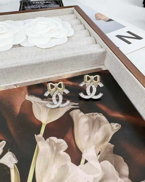 Chanel new style light gold bow silver double C full diamond earrings
Same brooch set - 图片 2