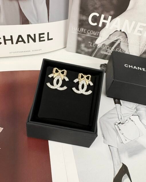 Chanel new style light gold bow silver double C full diamond earrings
Same brooch set