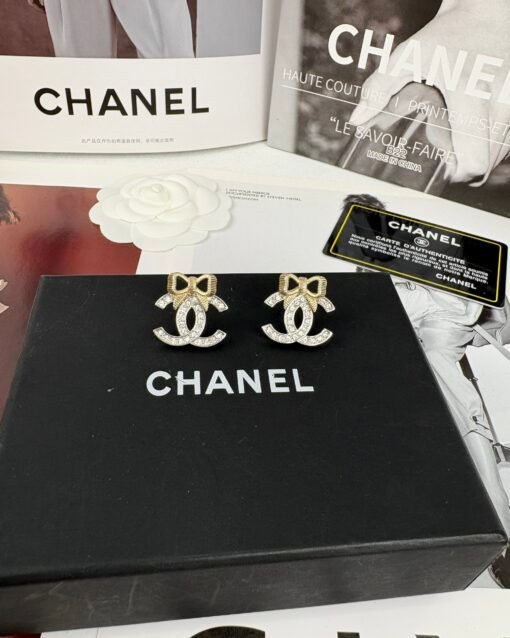 Chanel new style light gold bow silver double C full diamond earrings
Same brooch set - 图片 4