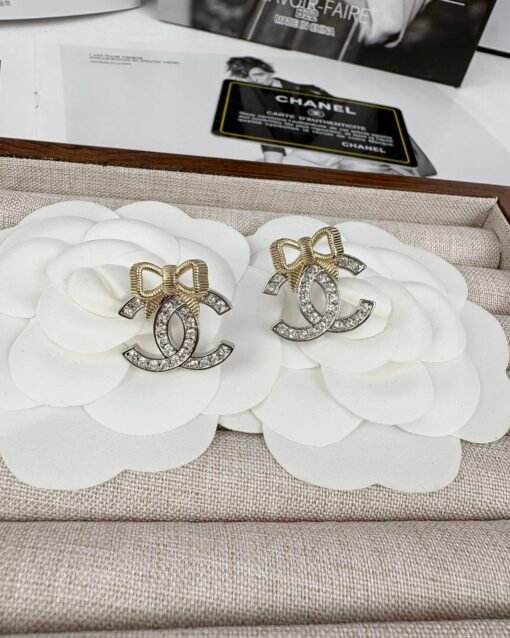 Chanel new style light gold bow silver double C full diamond earrings
Same brooch set - 图片 6