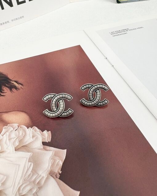 Chanel new style, double C ancient silver, simple and fashionable earrings