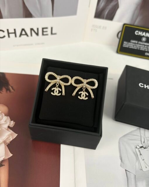 Chanel light golden bow high-end double c full diamond
Pendant earrings