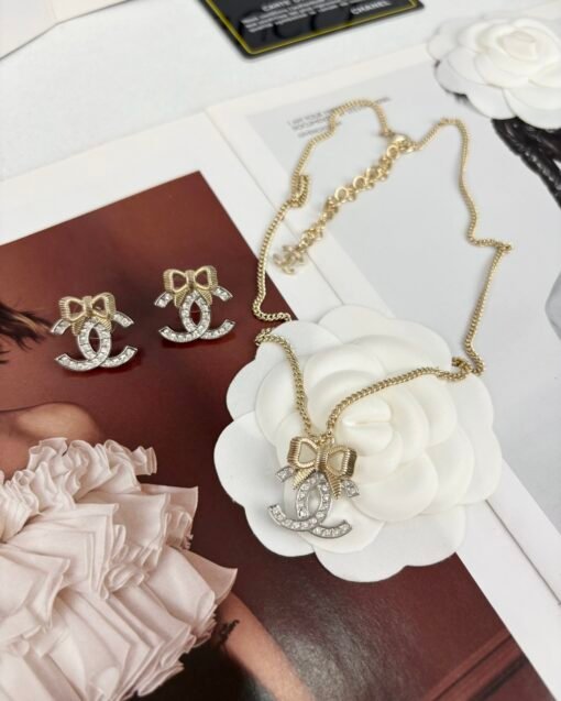 Chanel new style light gold bow silver double c full diamond
Simple neNecklace 

Set: Earrings Brooch NeNecklace - 图片 2