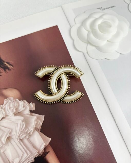 Chanel new style ancient gold double c white high-quality brooch

Set Earring Brooch - 图片 5