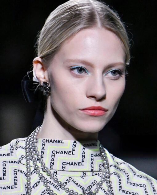 Chanel new style ancient silver ancient gold black thin flash four-leaf clover earrings
(Two colors available) - Image 2