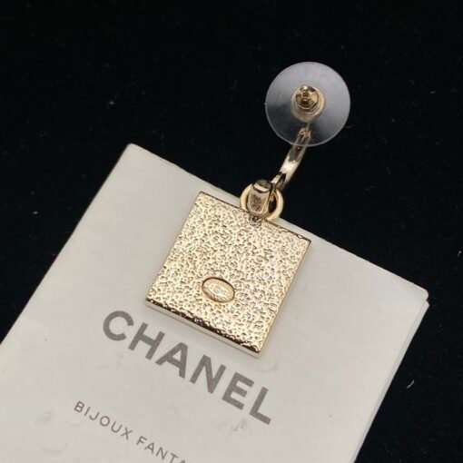 Spot today
@ Chanel Sugar Cube Cube Cube Cube Cube Earrings
White diamond black enamel matching
Sweet and cool - 图片 6