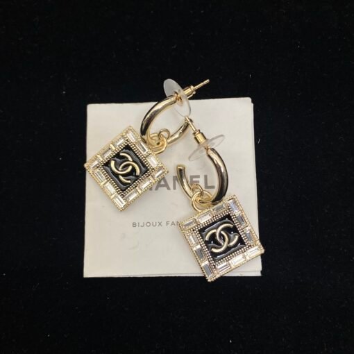 Spot today
@ Chanel Sugar Cube Cube Cube Cube Cube Earrings
White diamond black enamel matching
Sweet and cool - 图片 4