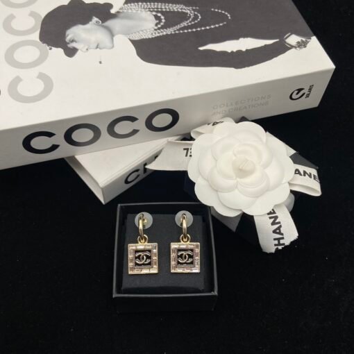 Spot today
@ Chanel Sugar Cube Cube Cube Cube Cube Earrings
White diamond black enamel matching
Sweet and cool