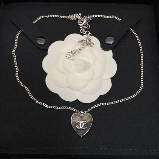 2 colors
@Chanel's new 24k love enamel necklace
Temperament is awesome - Image 2