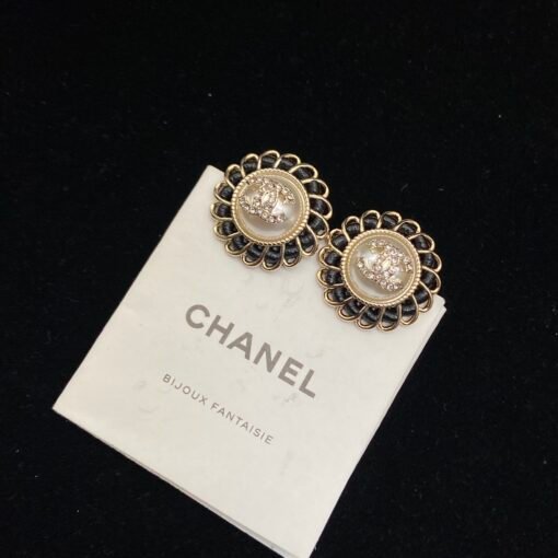 Today's product
@Chanel's new 24k leather button stud earrings
Romantic and elegant French romantic temperament - 图片 4